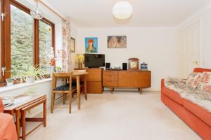 LIVING ROOM- click for photo gallery